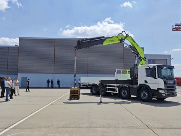 German Customers Praise ZOOMLION's Truck-Mounted Cranes