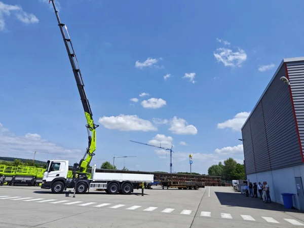 German Customers Praise ZOOMLION's Truck-Mounted Cranes
