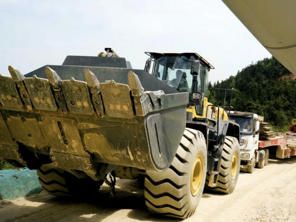 SHANTUI Loaders Assist Wind Power Construction Along The Yarlung Zangbo River