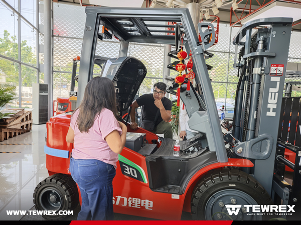 Ecuador Clients Visited HELI Factory