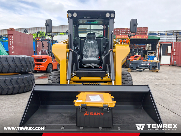 Venezuela - 1 Unit SANY SS270V Skid Steer Loader & 2 HELI Forklifts